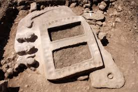 Guarded by beasts: a porthole stone from Göbekli Tepe | The Tepe Telegrams